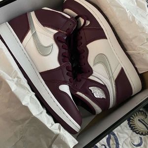 Air Jordan 1 Retro High - size 7 maroon